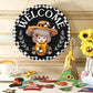 ⏰ Enseigne de Bienvenue Interchangeable avec Vache Highland Avec aimants saisonniers, chapeaux amovibles et accessoires