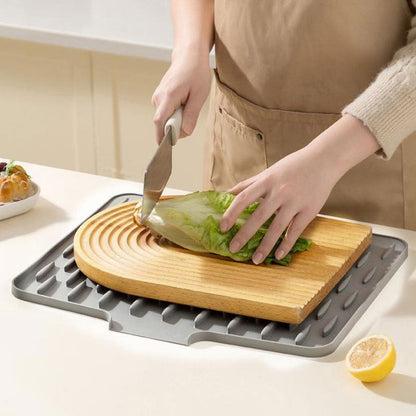 🍴Une aide précieuse dans la cuisine💧Tapis d'évacuation en silicone multifonctionnel et pliable(🚀50% Rabatt)