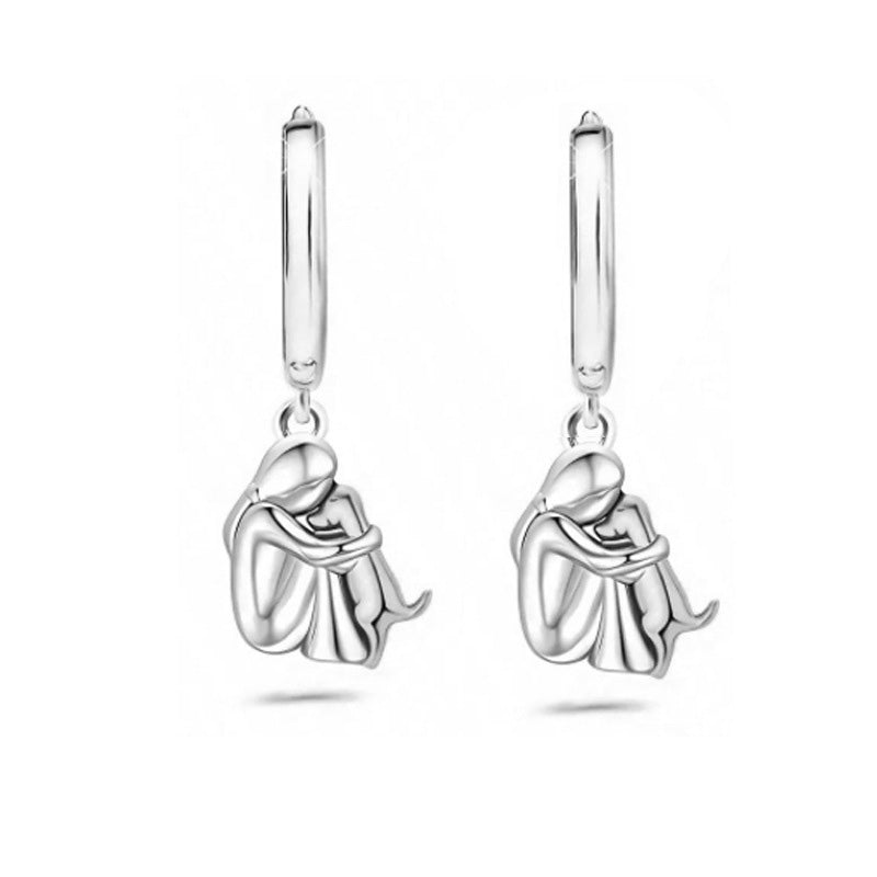 Petite Fille Câlinant un Chien – Clous d’Oreilles et Collier