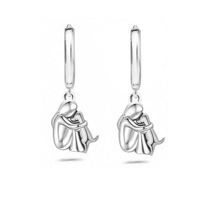 Petite Fille Câlinant un Chien – Clous d’Oreilles et Collier