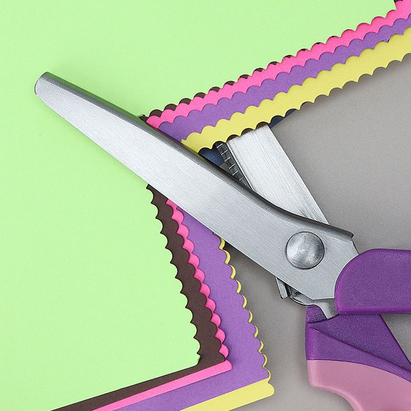 ✂️🧵 Ciseaux multifonctions en zigzag – Lames dentelées anti-effilochage, ressort confortable, coupez tissu, papier et cuir avec une finition propre, le couteau suisse des loisirs créatifs 🌸🎨