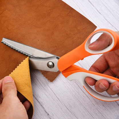 ✂️🧵 Ciseaux multifonctions en zigzag – Lames dentelées anti-effilochage, ressort confortable, coupez tissu, papier et cuir avec une finition propre, le couteau suisse des loisirs créatifs 🌸🎨