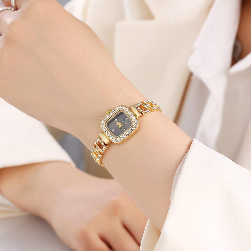 ⏳Spécial à durée limitée⏰Montre bracelet carrée à quartz avec cordon coulissant pour femme ⌚🌸